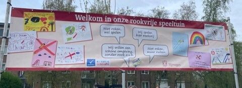 Spandoek met de tekeningen van kinderen