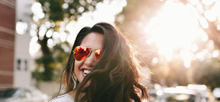 lachende vrouw in de zon