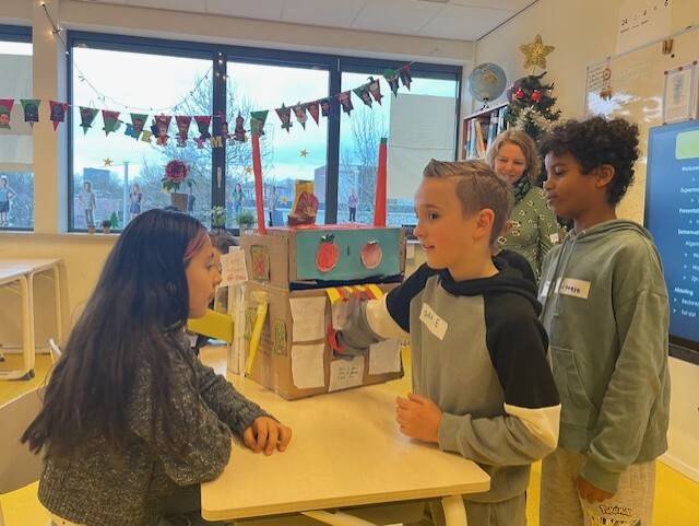 Kinderen grabbelen in de hun zelfgemaakte ton