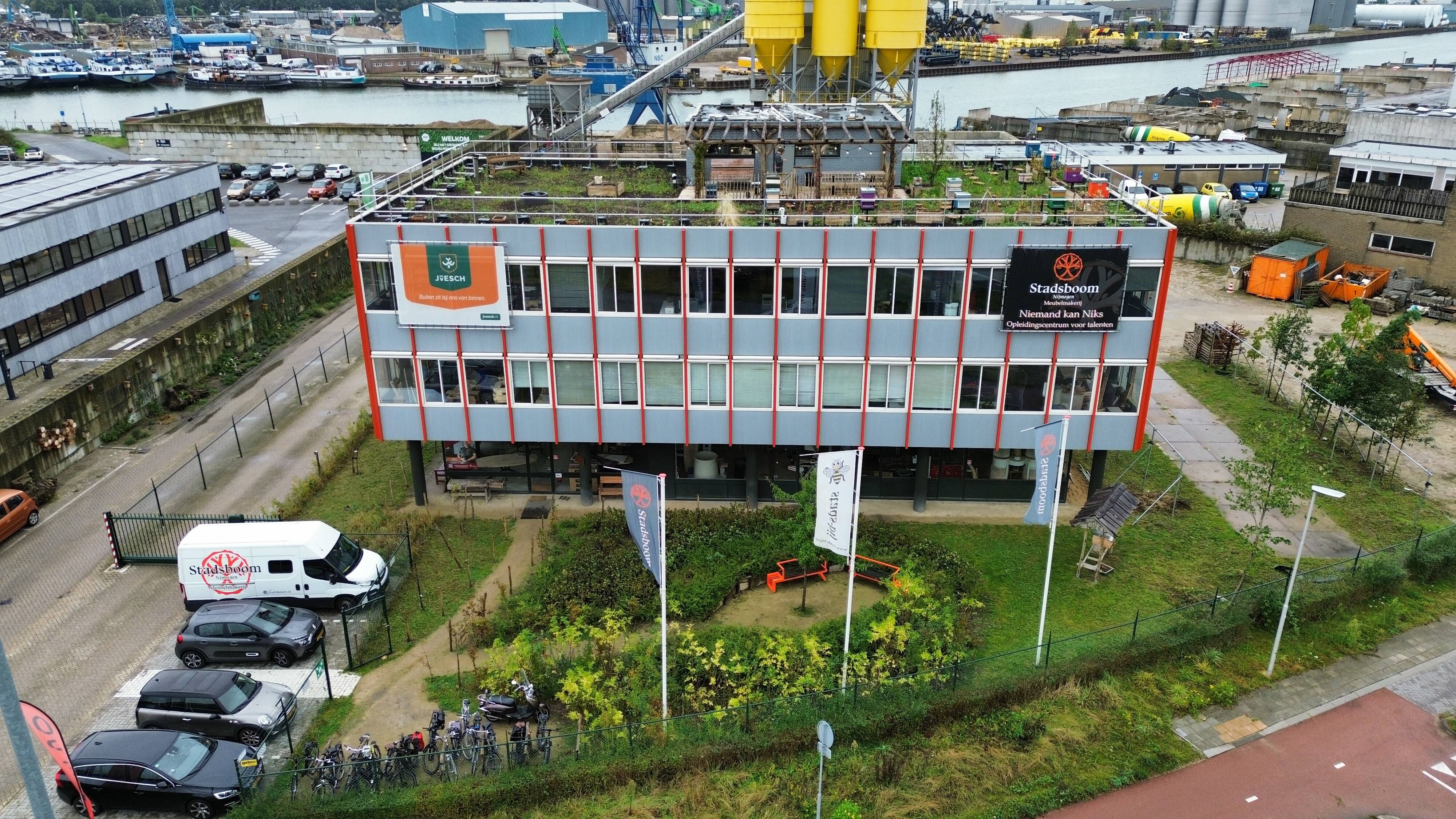 foto van het groene dakterras en voortuin van Stadsboom