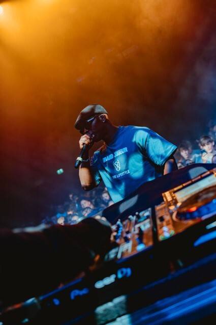 afbeelding van een DJ draaiend op een jongerenfeest