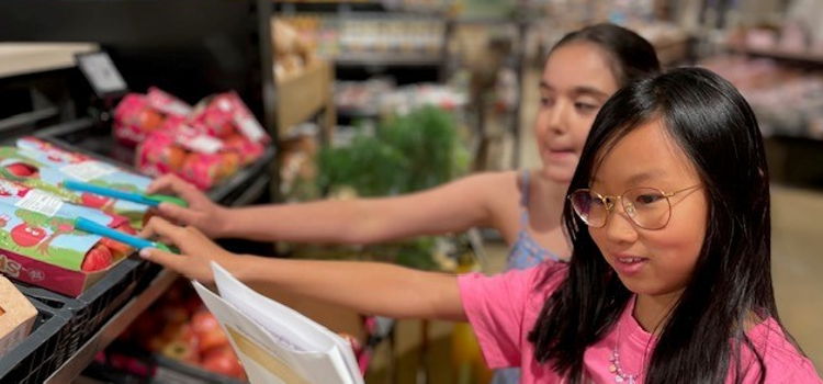 Kinderen bezoeken supermarkt