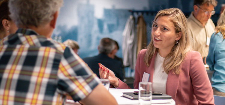 vrouw in gesprek op congres