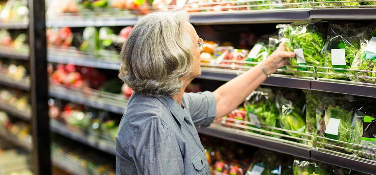 vrouw in supermarkt