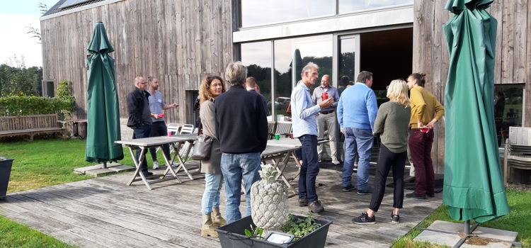 landgoed grootstal, mensen buiten gebouw