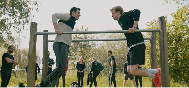 Sportende jongeren aan balk