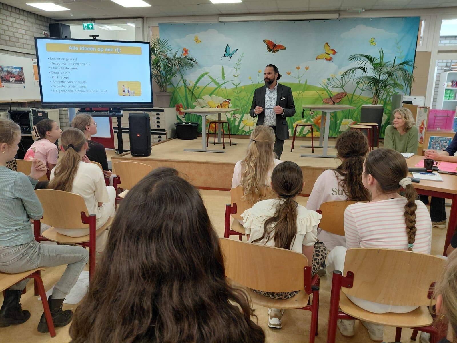 Supermarktdirecteur vertelt wat aan de kinderen