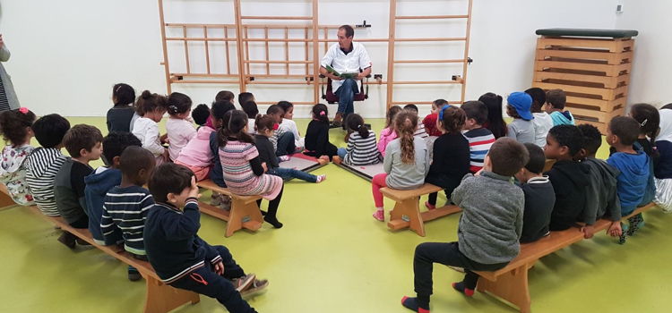 kinderen en docent in gymlokaal