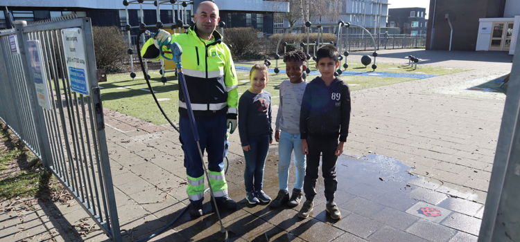 kinderen en medewerker dar bij clean graffiti drinkwater