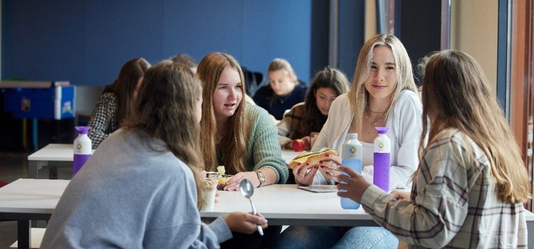 foto van leerlingen in een kantine