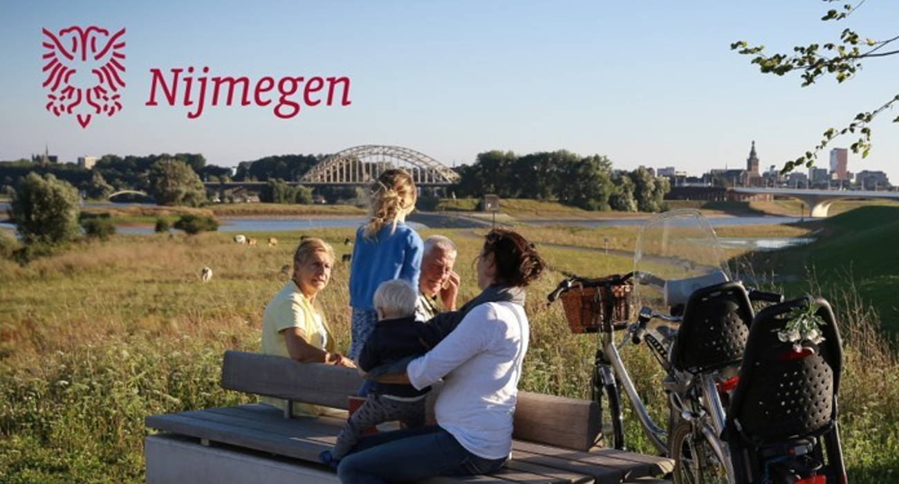 Mensen genieten van natuur op bankje