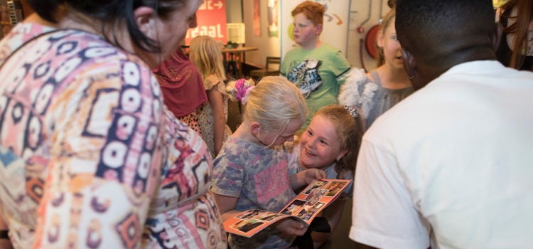 kinderen die een boekje lezen