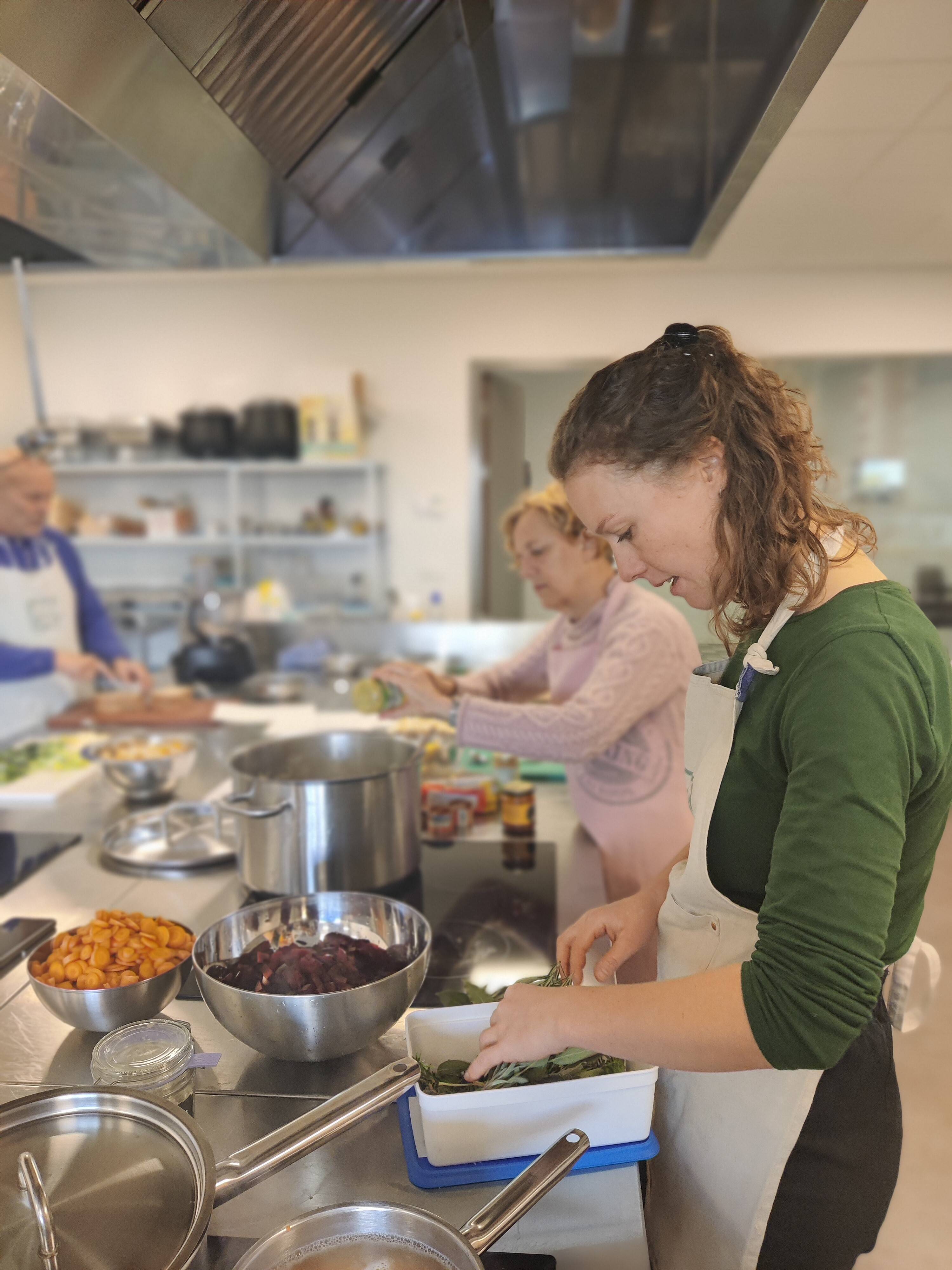 mensen samen aan het koken