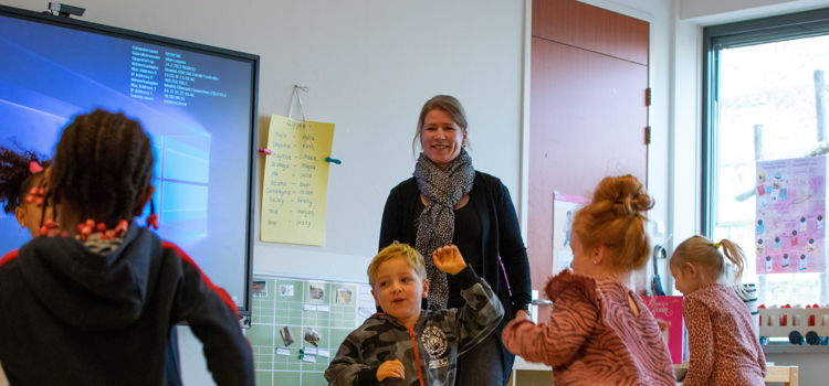 dansende kinderen in klas