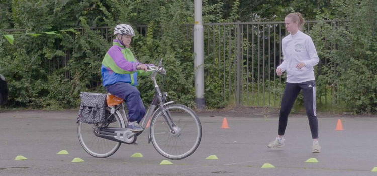 Fietsvalpreventie: Studenten helpen senioren veilig fietsen