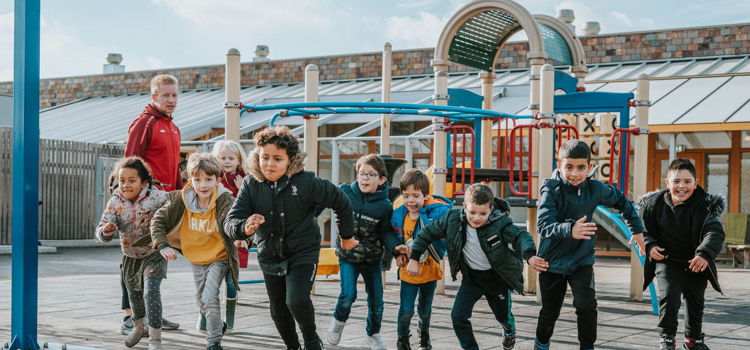 rennende kinderen in speeltuin