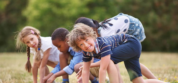 kinderen aan het buitenspelen