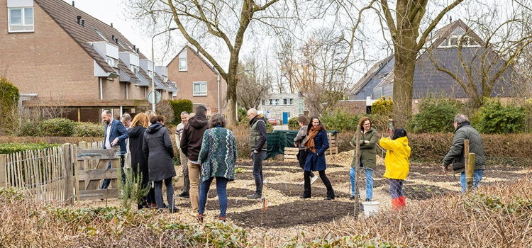 Mensen in moestuin