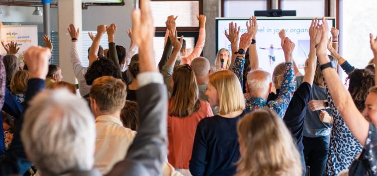 Groep  mensen met handen in de lucht