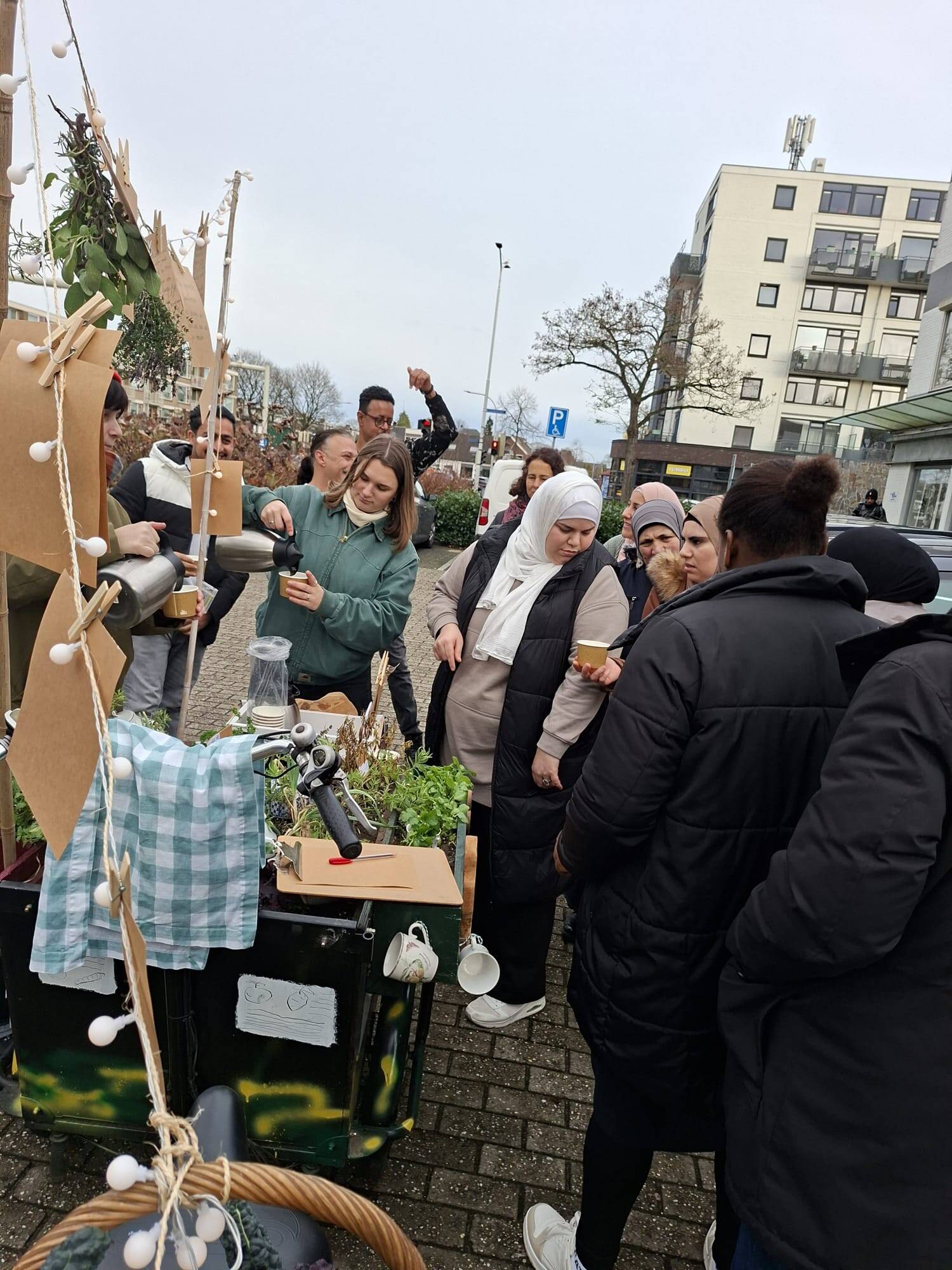 Mensen staan rondom de bakfiets