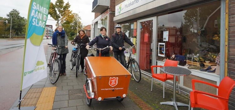 buiten bij het leger des heils voor groene vrijdag