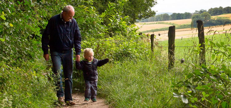 opa en klein kind wandelen buiten