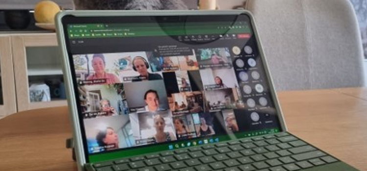 Laptop van een zoom sessie