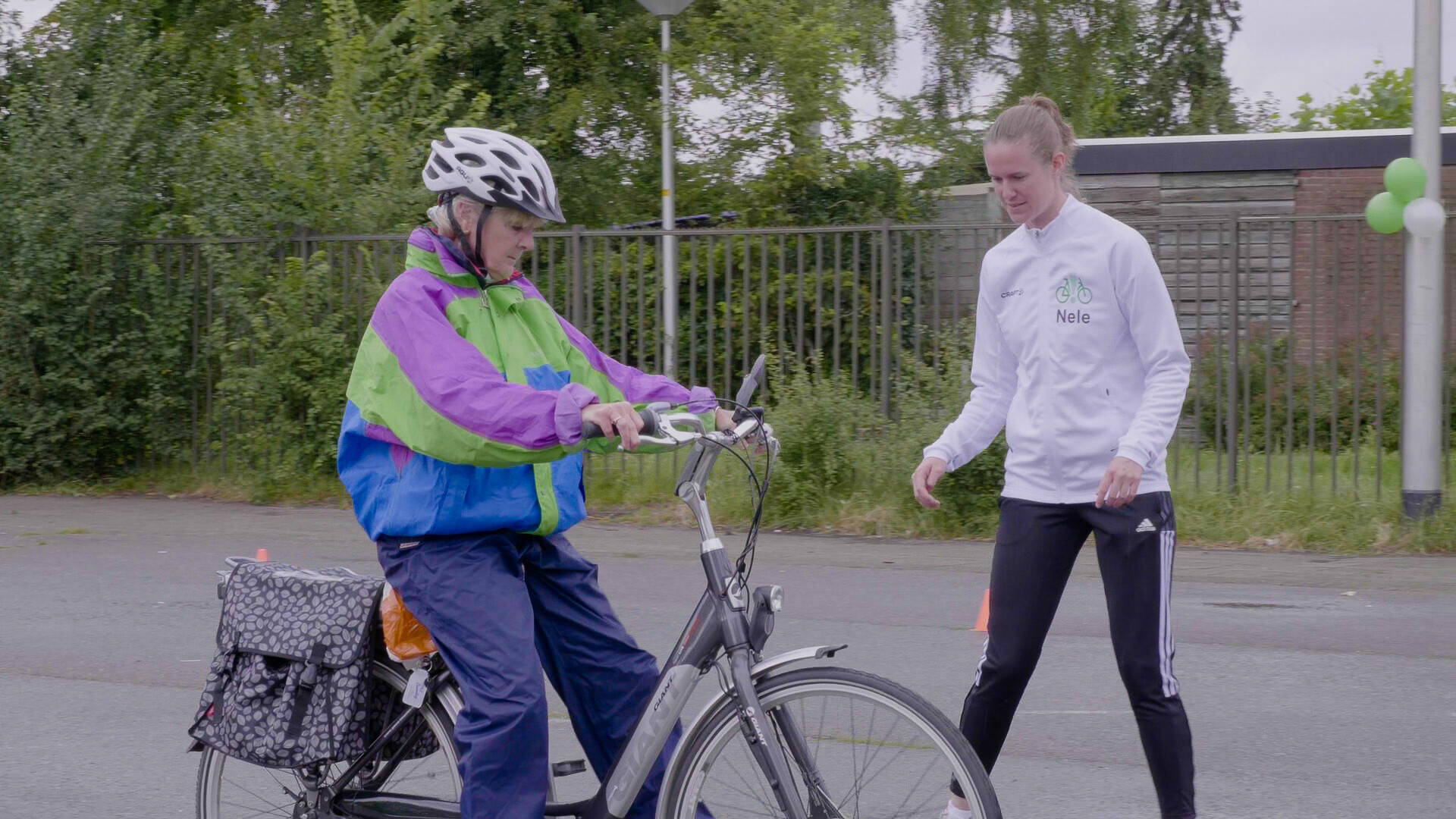 Een vrouw die tips krijgt op de fiets