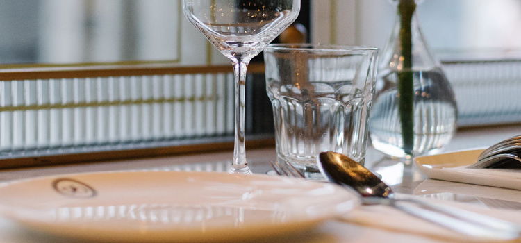 foto van wijnglas en bord